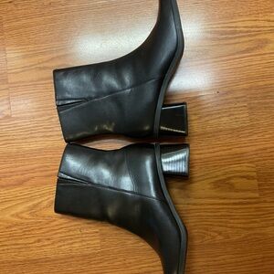 Naturalizer size 8M Black Leather Ankle Boots